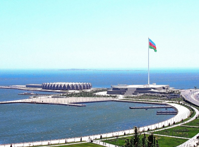 Раскрыть все краски Баку