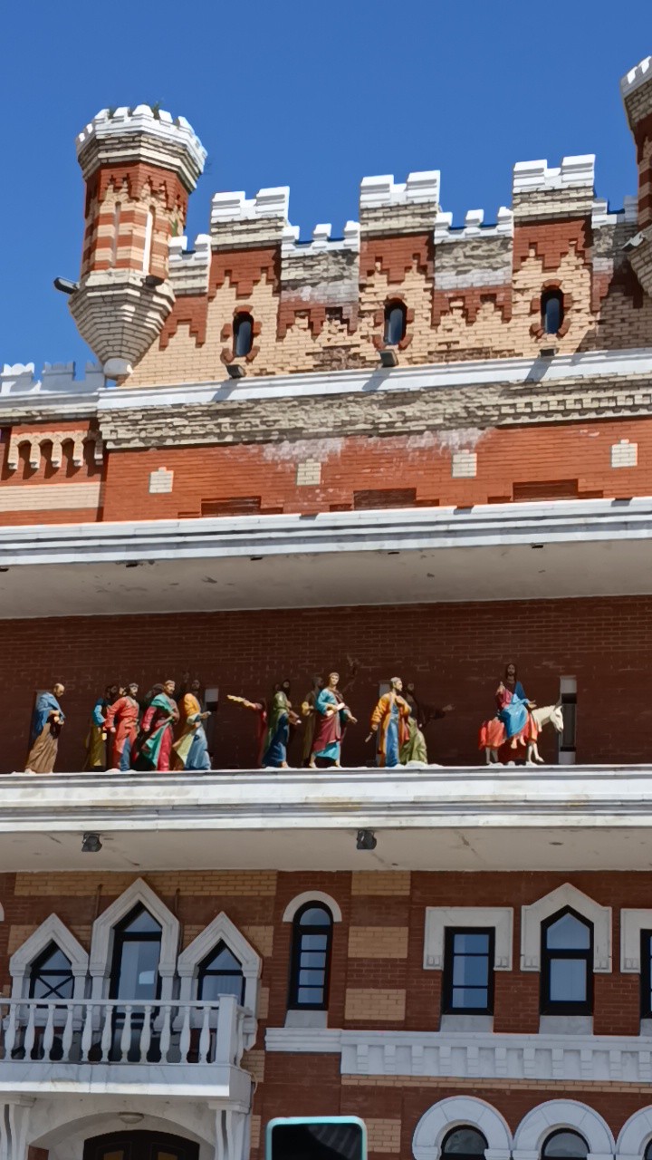Были в Йошкар-Оле 2 дня. Ходили на пешую экскурсию с Иваном. Рассказ о городе был достаточно содержательным, интересным. Рекомендую