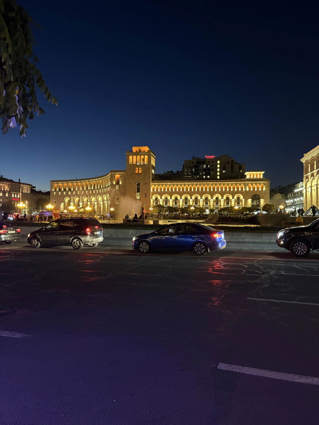 Шушан с любовью рассказывает про свой город и историю. Много интересных деталей. Очень приятная прогулка по вечернем городу