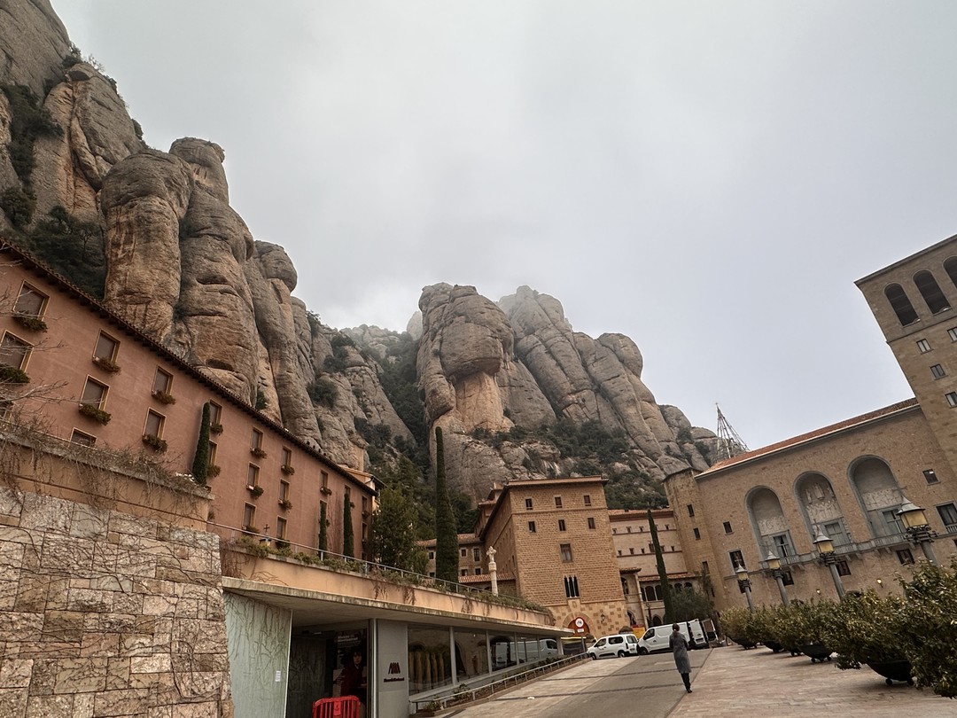 Потрясающая поездка в духовный центр Каталонии. Владимир провел по всем тайным местам, организовал, чтобы мы попали