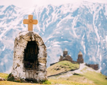 Крепость Ананури и Троицкая церковь в Гергети