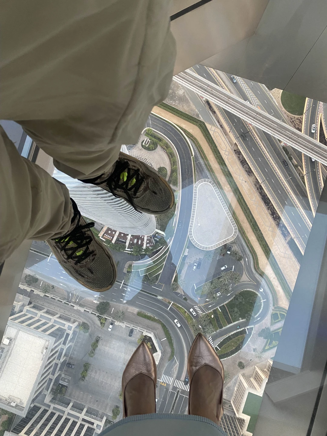 Экскурсию проводил Хан. Отлично знаком с городом, показал красивые локации в удобном для нас режиме, отвез