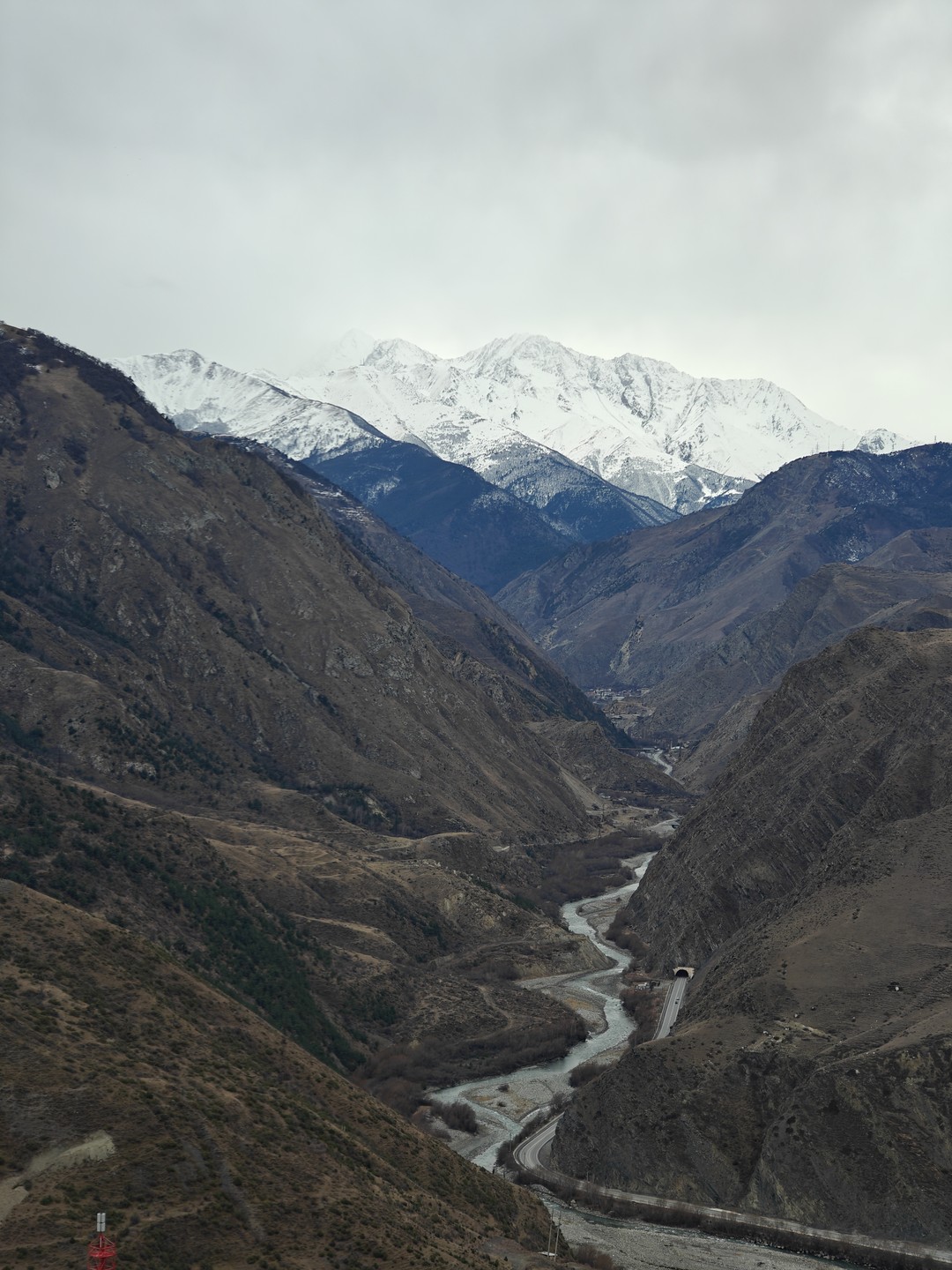 Отличный гид, комфортный автомобиль. Армен провез по самым красивым местам Осетии, показал такие уголки, где просто