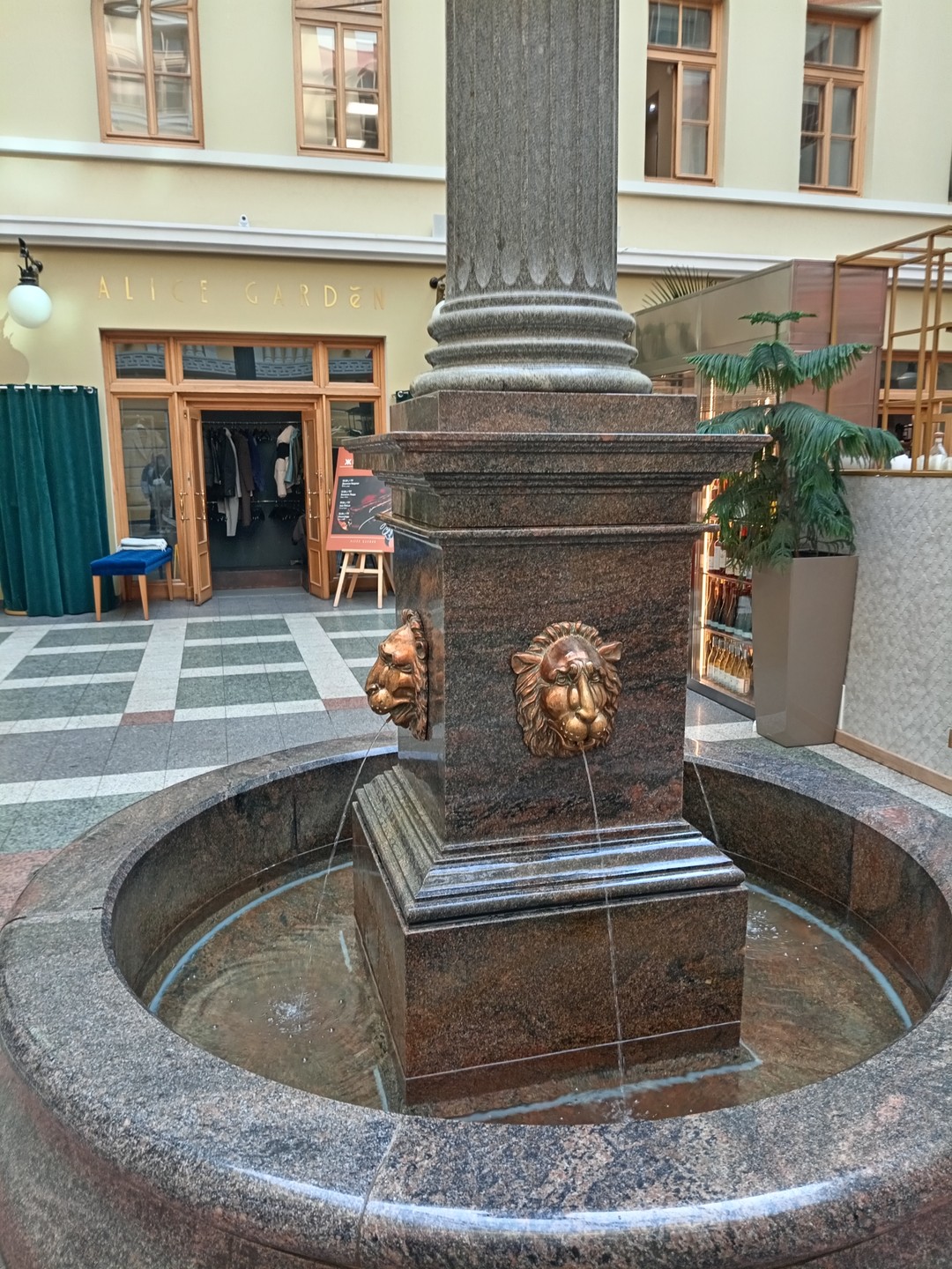 Даша смело рассказывала о животных с легендами и историческими фактами. Материал собран в ключе названия экскурсии,