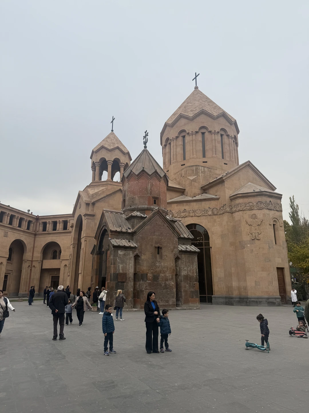 Экскурсия по г. Еревану с гидом Арамом, оставила незабываемые приятные впечатления. Увидели старые дома, красивые улицы