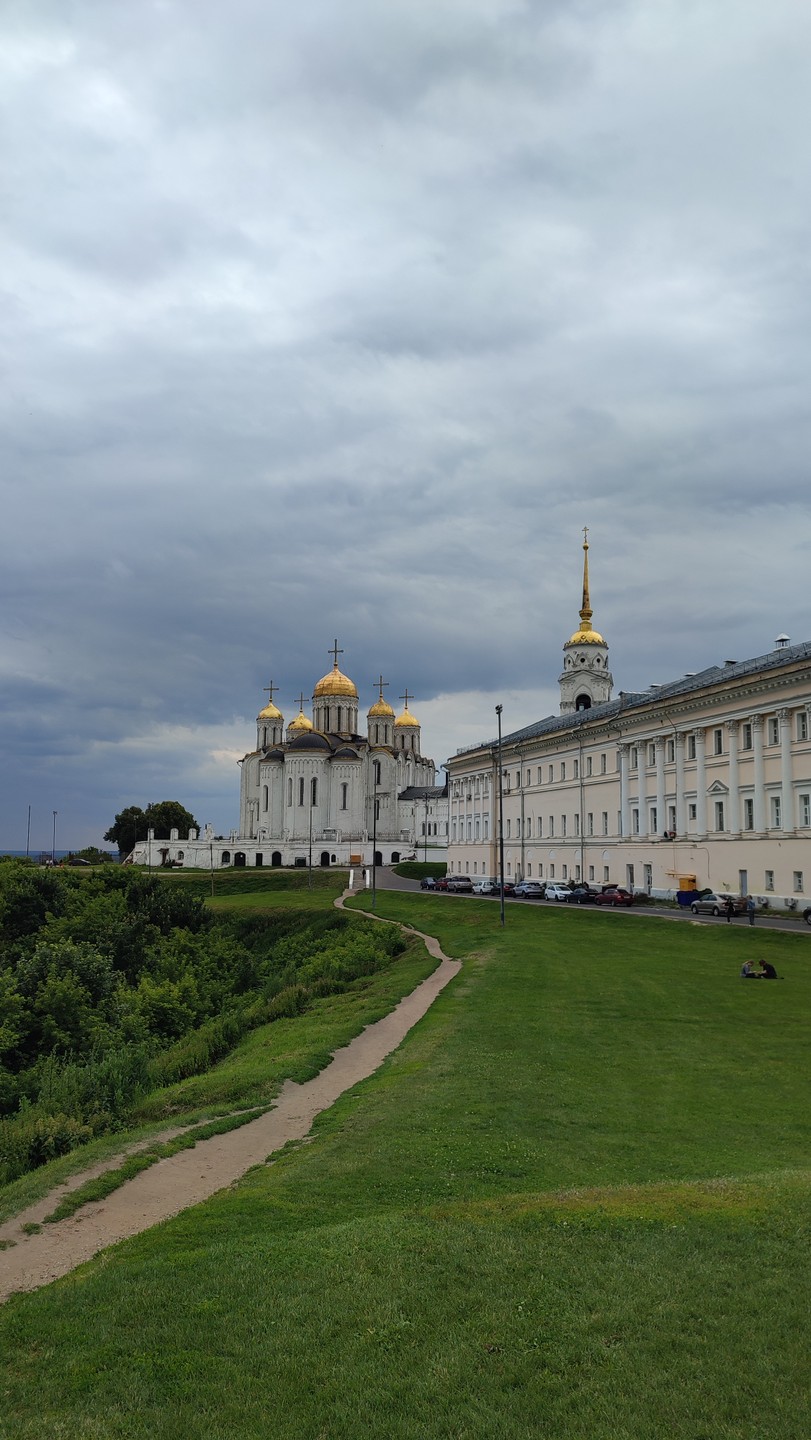 Приехали с семьёй на машине во Владимир и поняли,что без гида нет смысла гулять. Зашли на