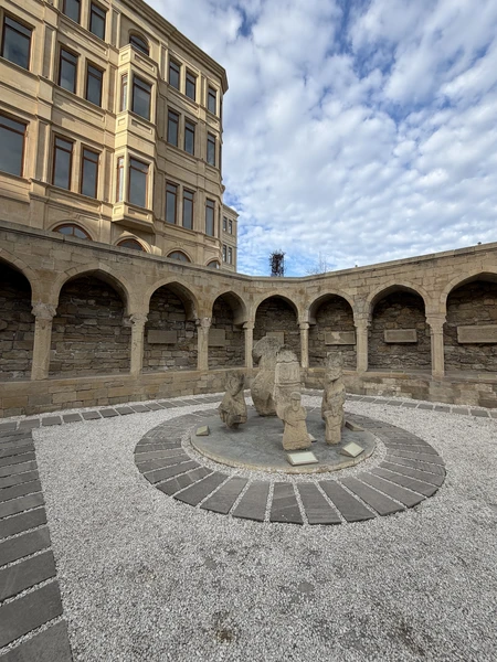 Пешая прогулка в компании гида Турала оставила много приятных воспоминаний о старом городе Баку. Узнали много