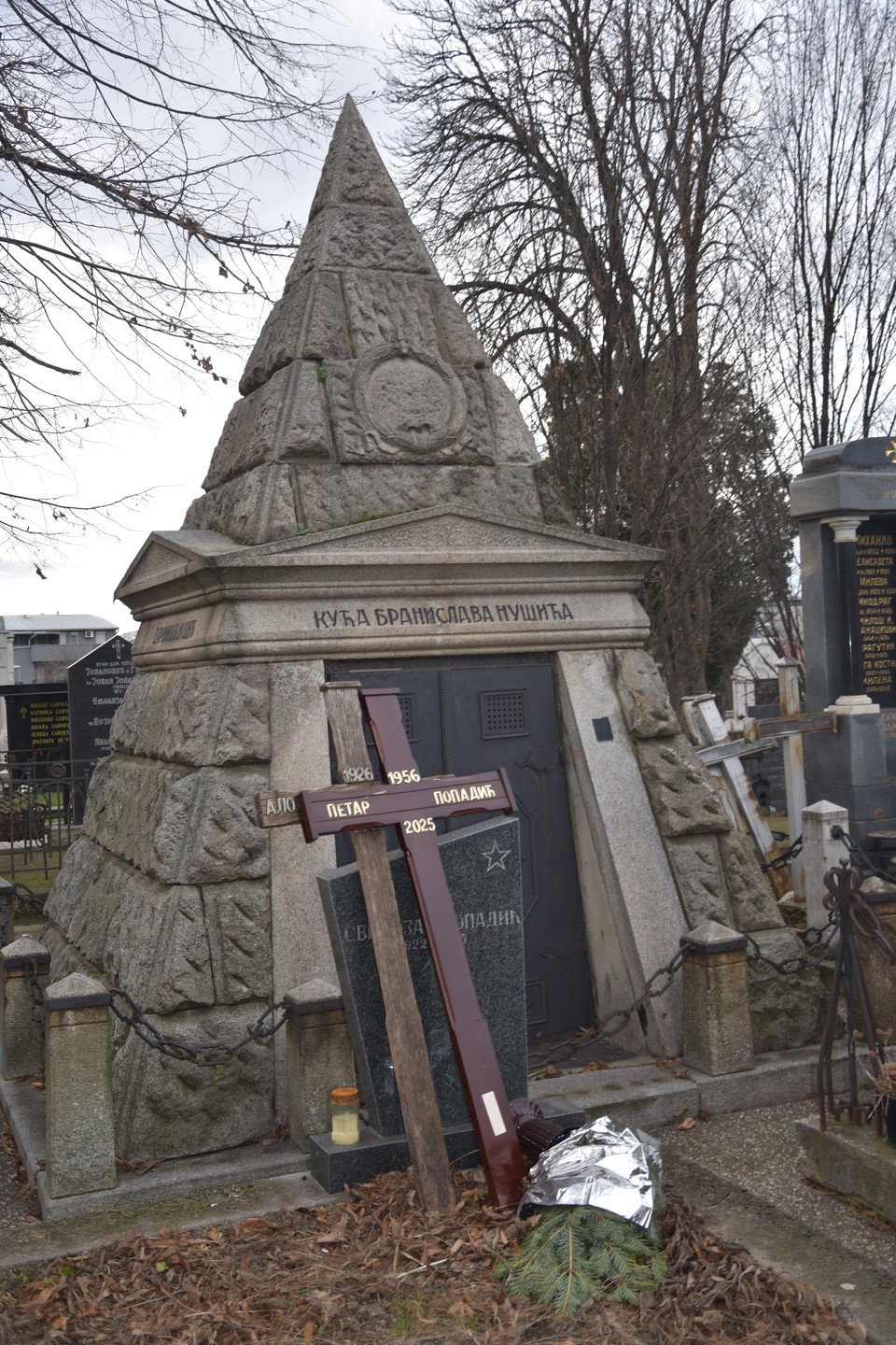 Это была интереснейшая историческая экскурсия. Она включает не только историю белой эмиграции, а в целом рассказывает