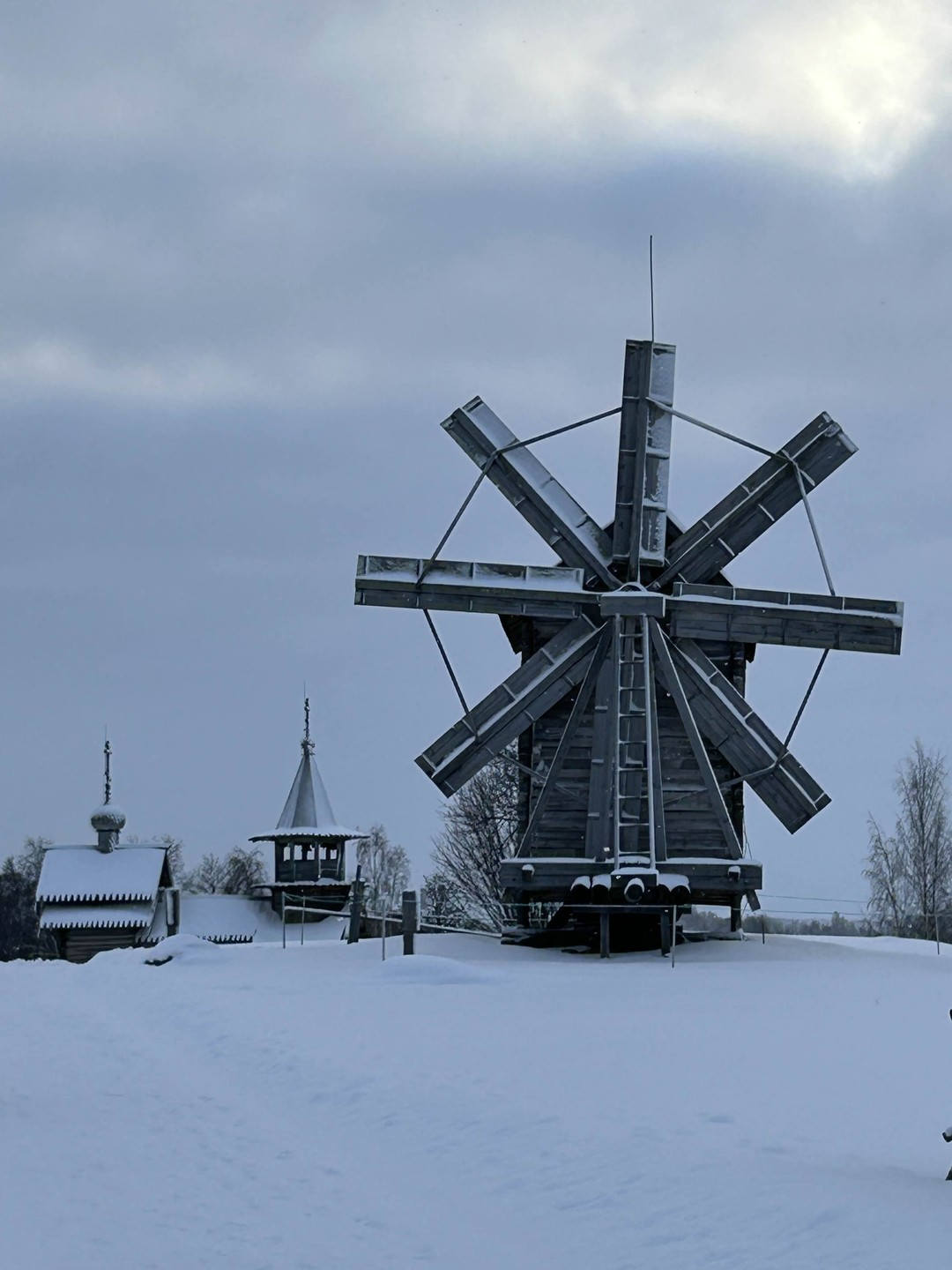 Были на Кижах 24.01.26. Понравилось,но замерзли,хотя было не очень морозно. Одеваться надо потеплее. И конечно хотелось