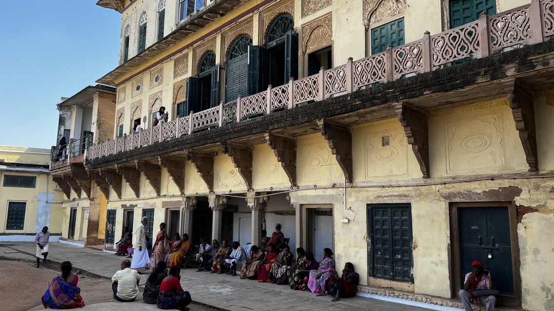 Мы провели день с Артемием в Варанаси. Мы оценили его знания, его страсть к предмету. Он