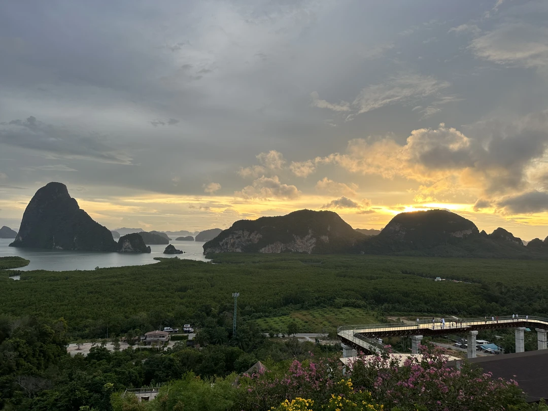 Потрясающая поездка на байке до Самет Нангше для встречи рассвета. Прекрасный вид и атмосфера.