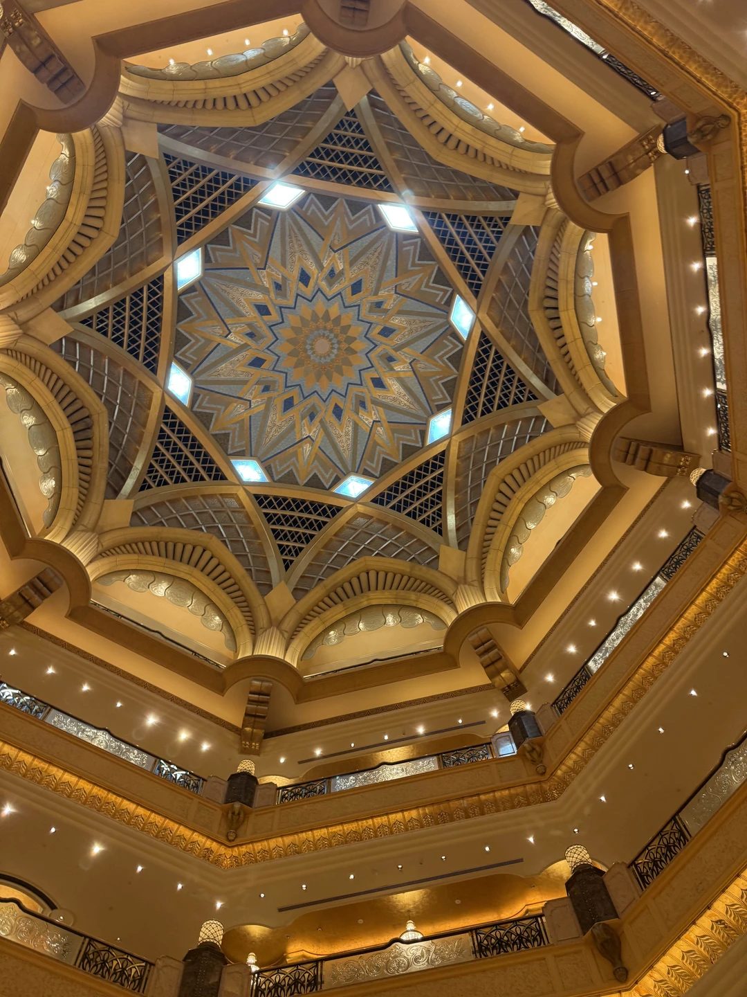 Замечательный человек и гид! Провел очень интересную экскурсию знакомство с Абу-Даби. Учел мои пожелания, рекомендую 👍