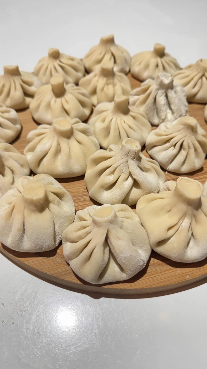 Удивительный мастер-класс. Это полное погружение в грузинскую кухню. Александр вел приготовление блюд с самого начала, все