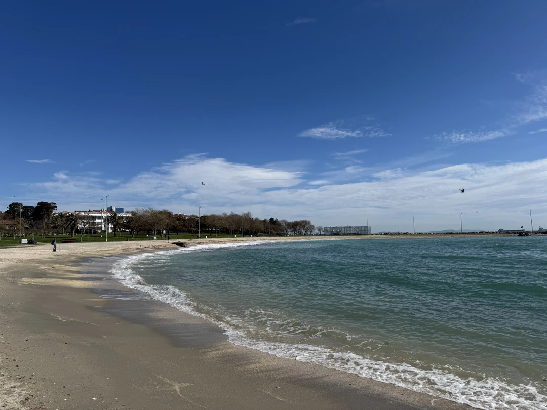 Очень приятный приморский район вдалеке от туристических толп, довольно компактный. Рекомендую, особенно в хорошую погоду. И