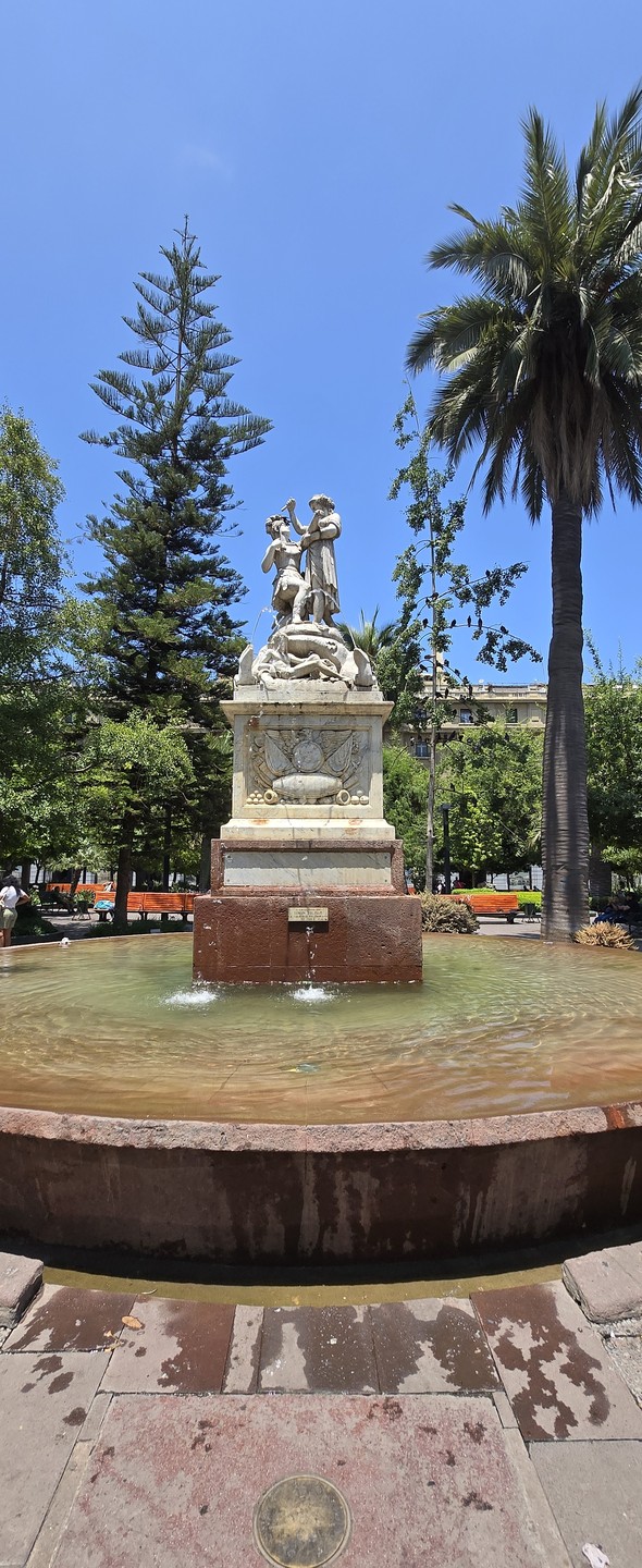 У меня была 10-часовая пересадка в Сантьяго. Марат утром встретил в аэропорту, показал город, вечером отвез