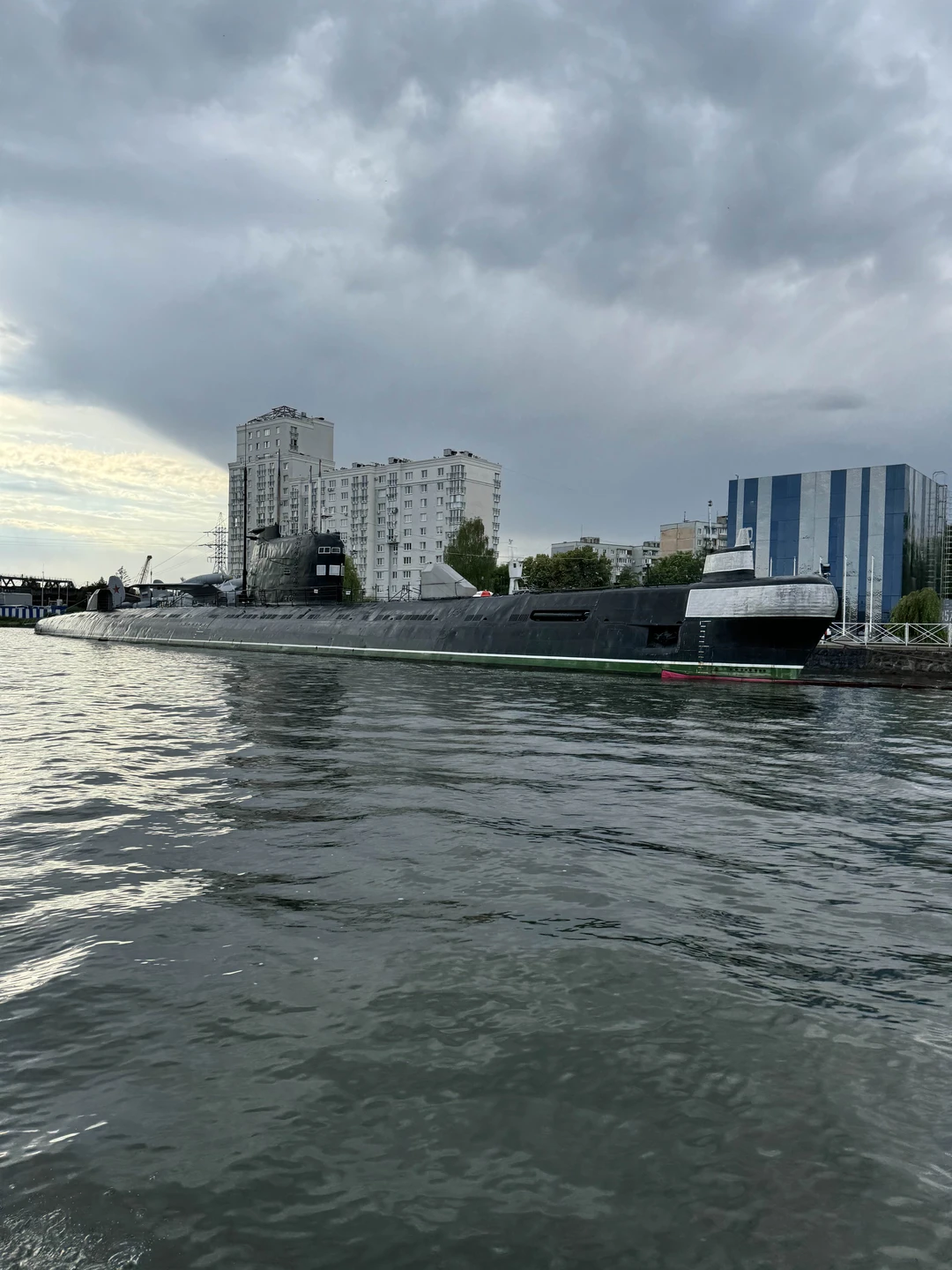 Красивая экскурсия с воды и интересные вопросы гида, заставляющиеся задуматься. Рекомендую!
