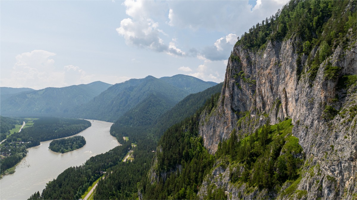 Фото 3 - Экскурсия: "Цветущий май — пора на Алтай: Марс и перевалы, водопад Куркуре, Гейзерное озеро и загадочные курганы"