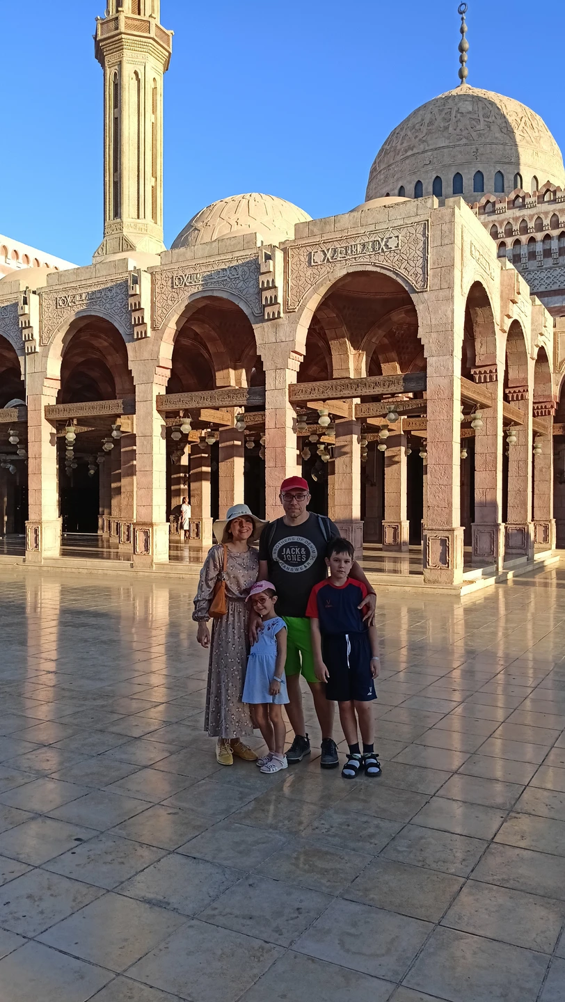 Лоай встретил нас у отеля, покатал по городу, показал красивые места (коптская церковь очень красивая внутри)