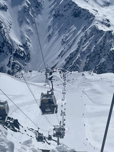 19 марта 2026 года провела незабываемое время на экскурсии на Эльбрус. Очень повезло с погодой, с