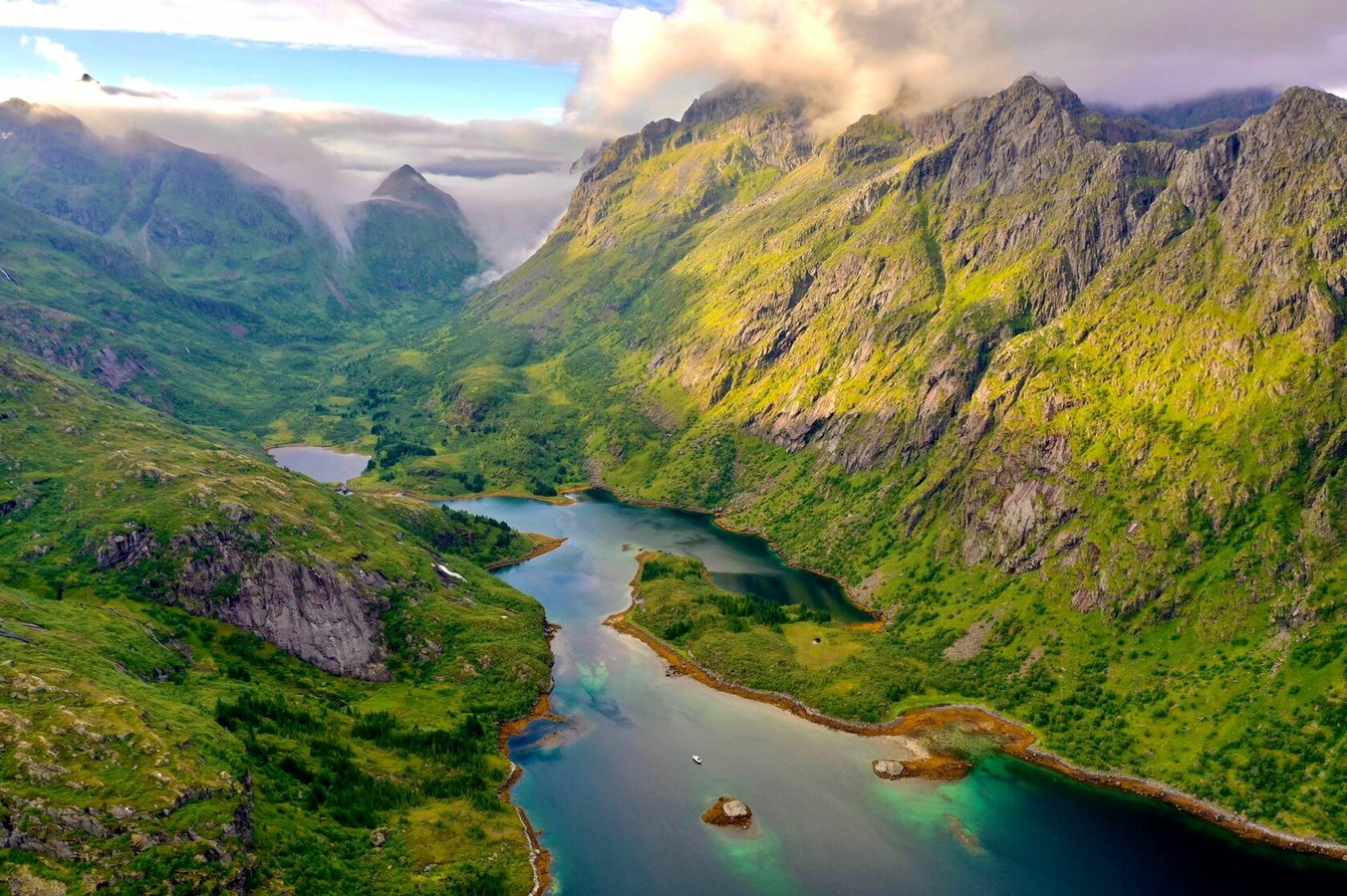 Лофотенские острова: треккинги по горам, морские экскурсии и отдых на пляжах (5/8)