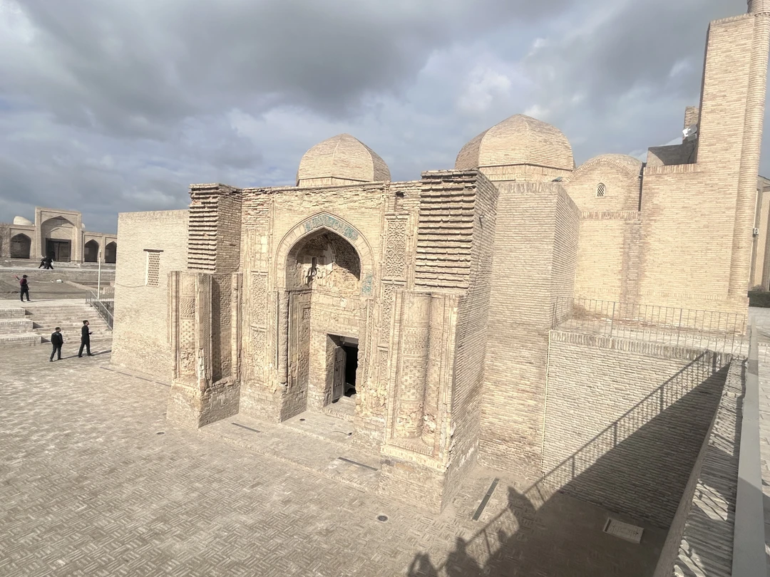 Благодарим Эльдара за экскурсию, за несколько часов погрузились в атмосферу старинного города, познакомились с уникальной архитектурой