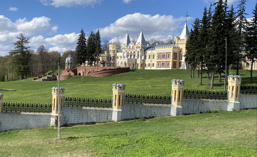 Экскурсия стоящая. Можно, конечно, сгонять самим, но тогда некому будет по дороге отвечать на вопросы про