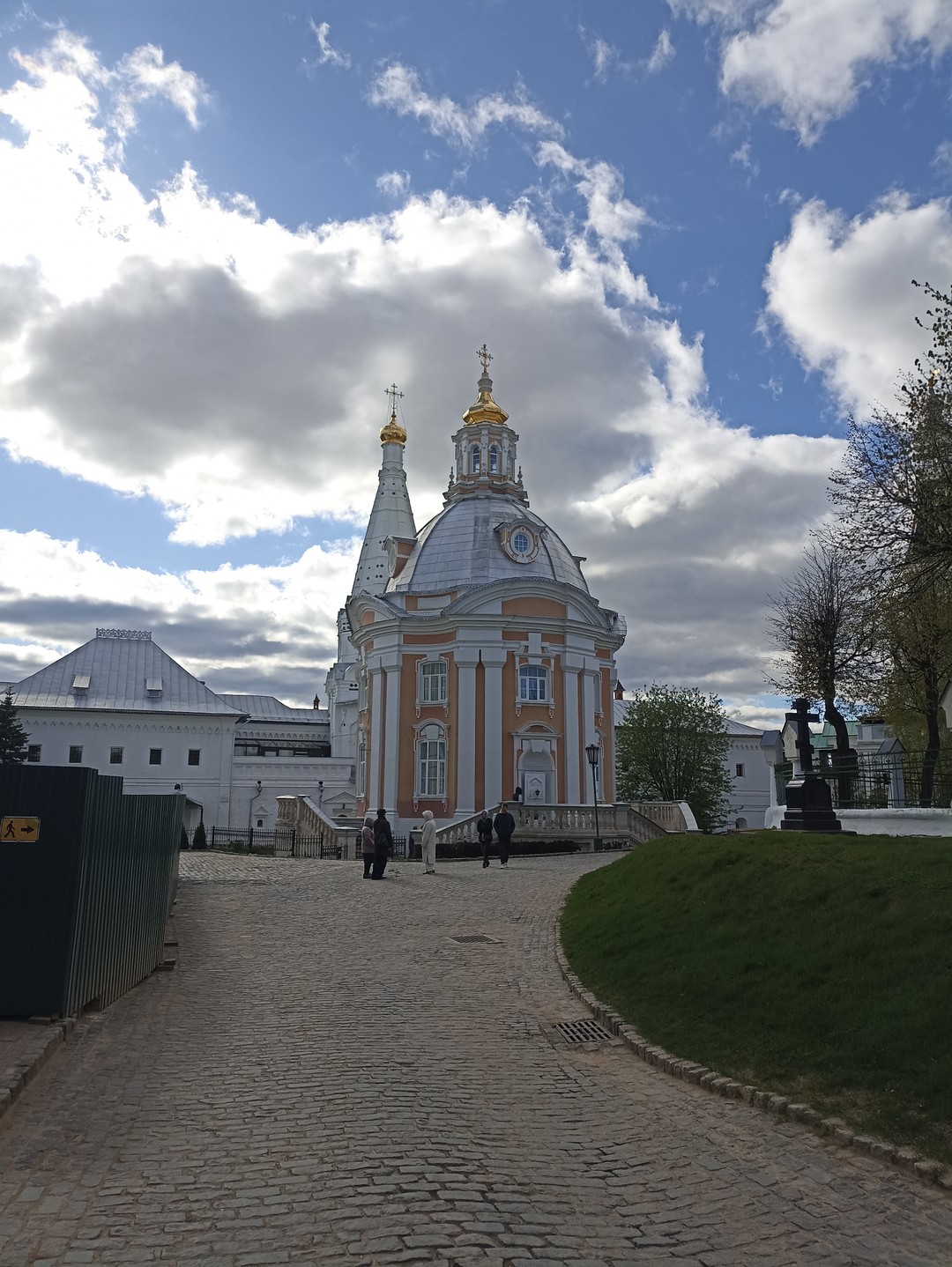 Прекрасный экскурсовод Михаил, преподносит материал легко, интересно, много новых для нас фактов узнали о Лавре, о