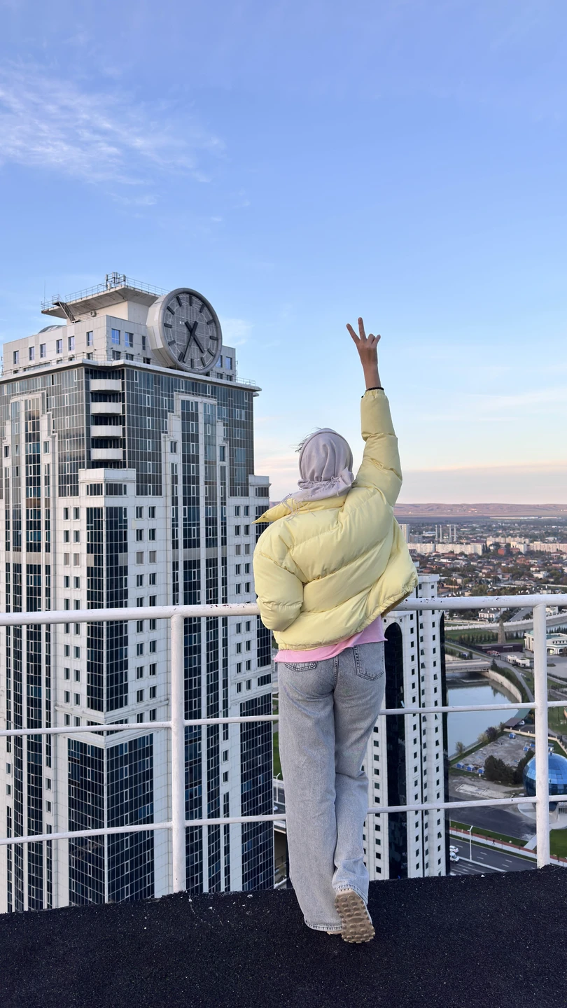 В Чечню мы поехали группой из 8 человек. Во главе нашей группы, он же водитель, экскурсовод и охранник, был Халид!