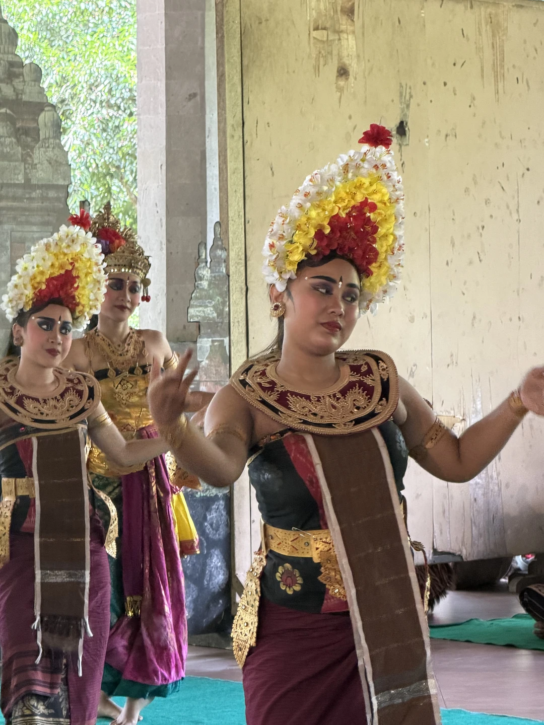 У нас был гид Вин, очень хорошо говорящий по русски! Все было супер! Экскурсия была организованна
