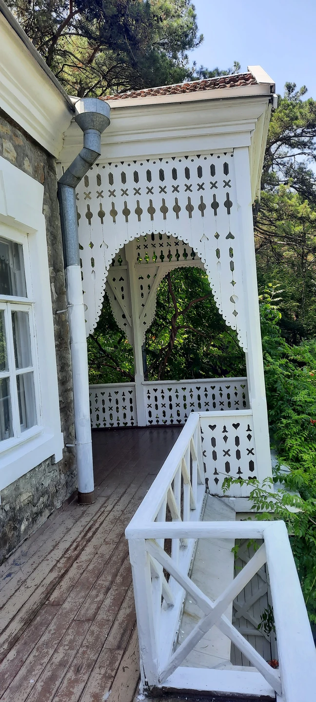 К осмотру представлено сочетание культурных и природных достопримечательностей окрестностей Геленджика. Скала Парус, к сожалению, практически недоступна