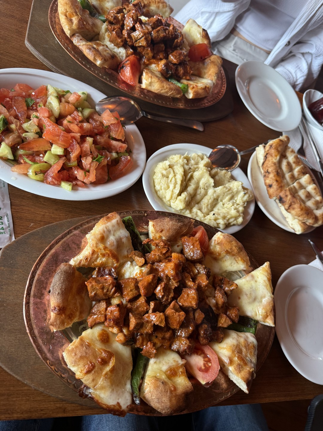 Нам очень понравилась эта экскурсия и экскурсовод Ясмина. Действительно это нетипичные места в Стамбуле в которые не попасть массовому туристу