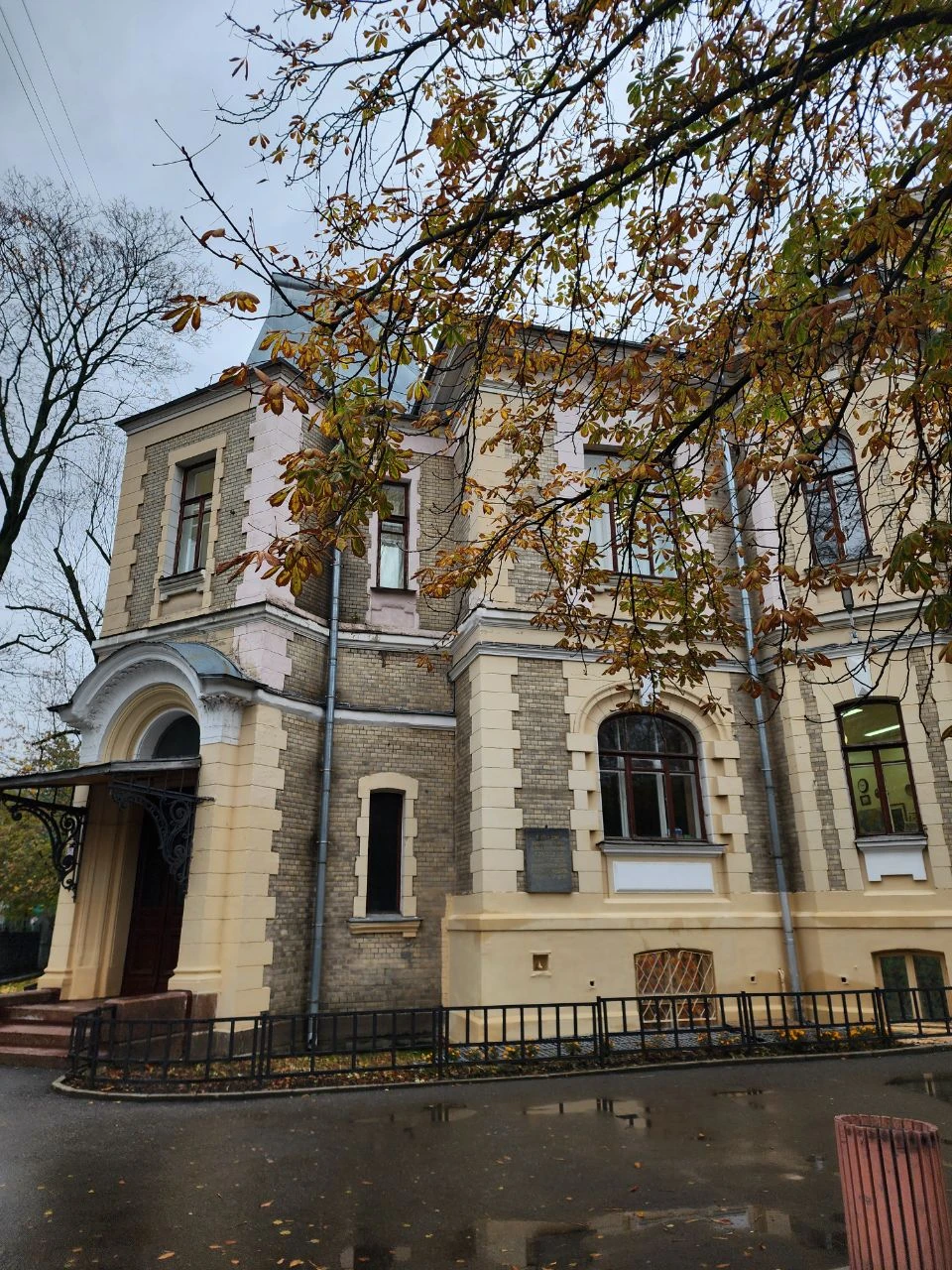 Это великолепная экскурсия! Мария интереснейший человек! Мне не мешал на прогулке дождь, я не вспоминала, что