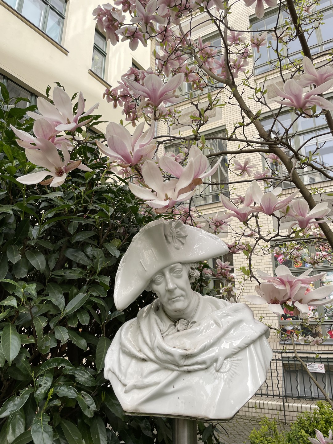 Замечательный гид, очень интересная экскурсия, все легко и с юмором, рекомендую! Были компанией друзей из 6 человек, довольны остались все!