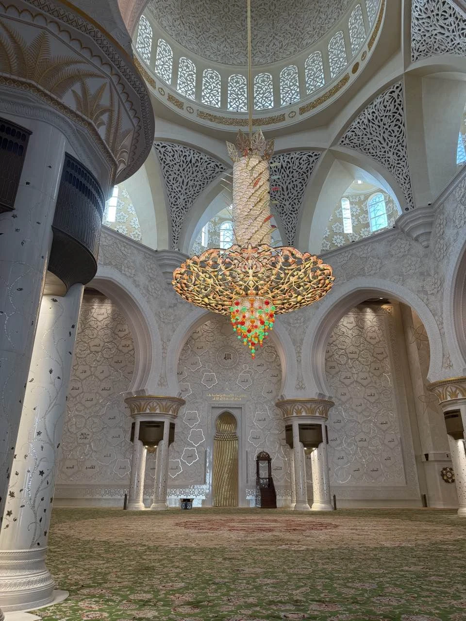 Посетили экскурсию по Абу даби от организатора Пулата, для нас провёл экскурсию его коллега Замон. Увидели