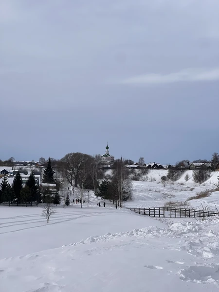 Илья ведёт экскурсию артистично, динамично, с фольклорным элементами, вовлекая гостей в свой рассказ и оставляя много