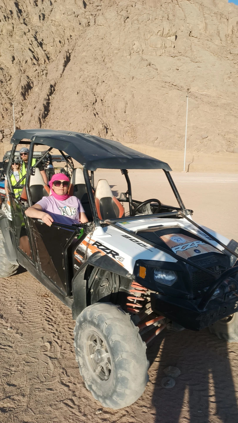 В указанное время нас забрали из отеля, довезли до места на комфортабельном микроавтобусе. Бережно завязали арафатку