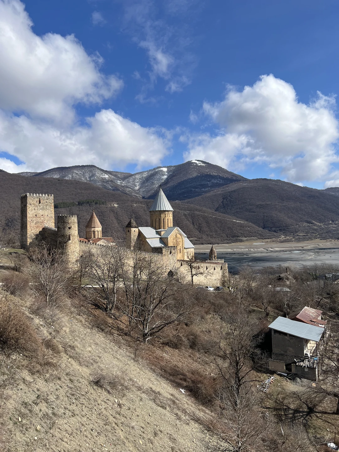 Экскурсия началась вовремя, место встречи легко найти. Гид Зура виртуозно рассказывал на русском и английском языках