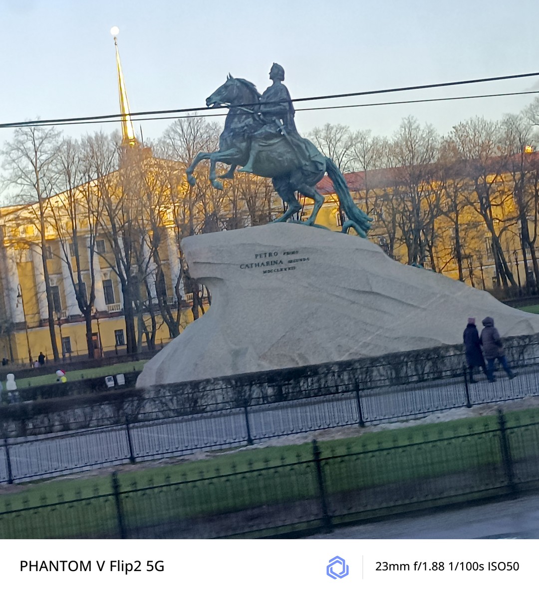 Было всё классно, Дмитрий очень интересно рассказывал про город и достопримечательности, было весело и познавательно, интересно и приятно слушать.