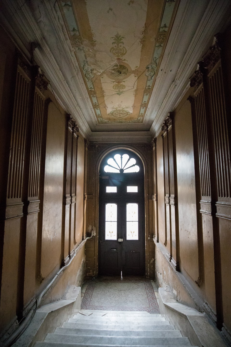 Экскурсия оказалась невероятно увлекательным и запоминающимся. Сразу же погружаешься в атмосферу старого Тбилиси, где каждый дом,