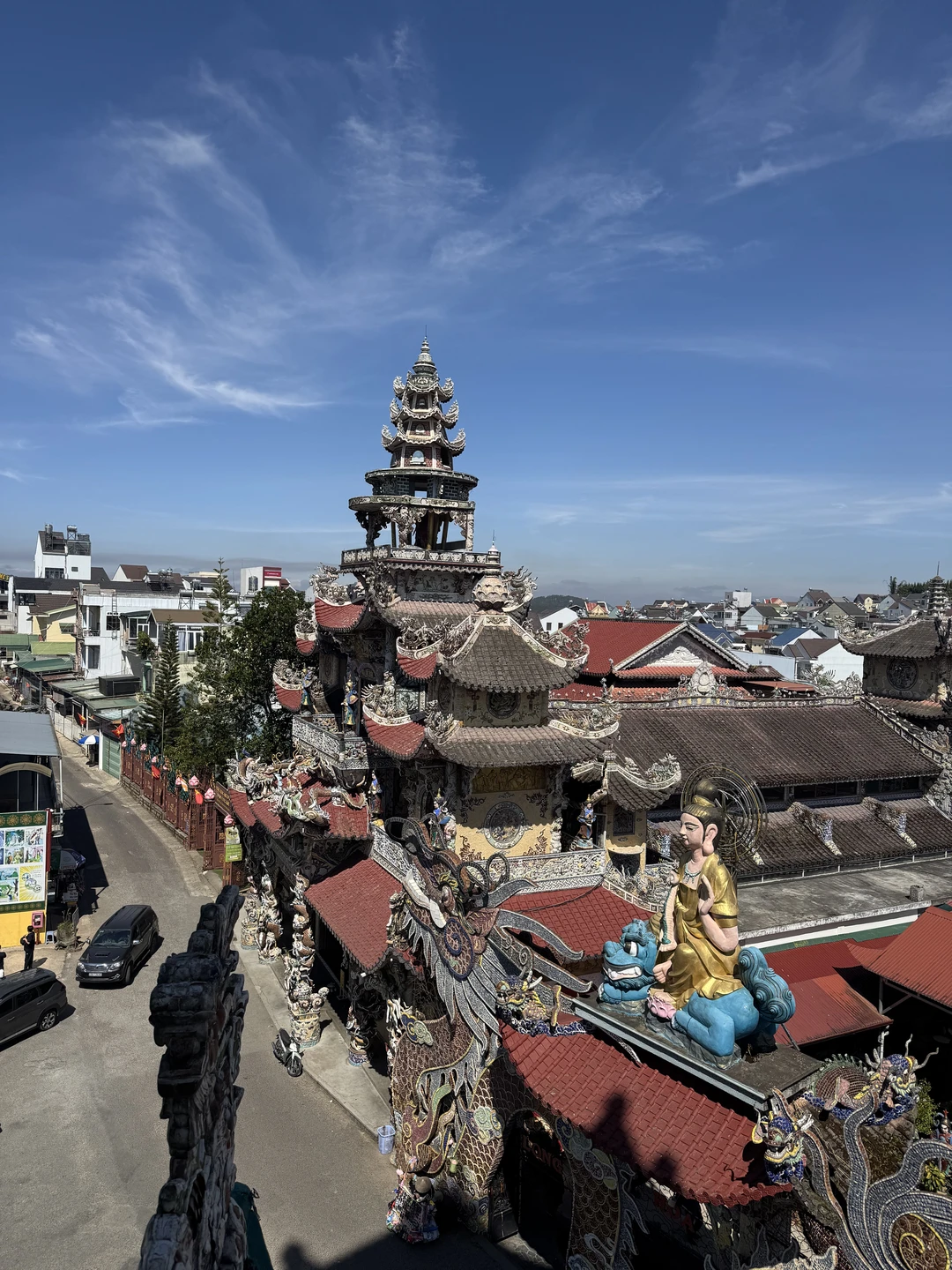 Первый раз побывали во Вьетнаме. Долго выбирали экскурсии по отзывам, остановились именно на этой. Супер сервис