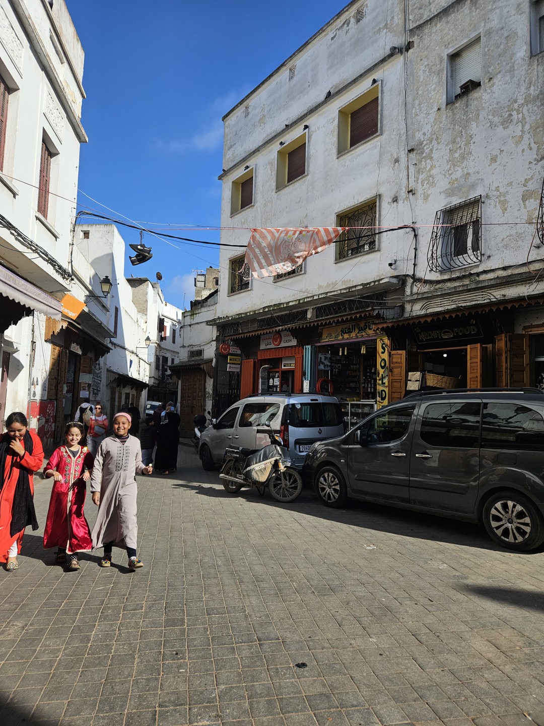 Алекс - отличный экскурсовод и интересный рассказчик. Экскурсия была в комфортном ритме. Узнали много интересных фактов
