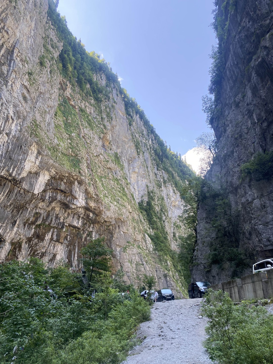 Наша поездка на озеро Рица прошла на одном дыхании. По дороге наш гид Руслан показал нам