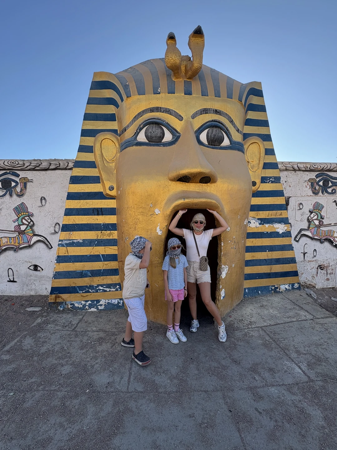 Очень хорошая организация, поездка впечатлила, атмосферно, но очень мало по времени, нам не хватило. Лучше брать