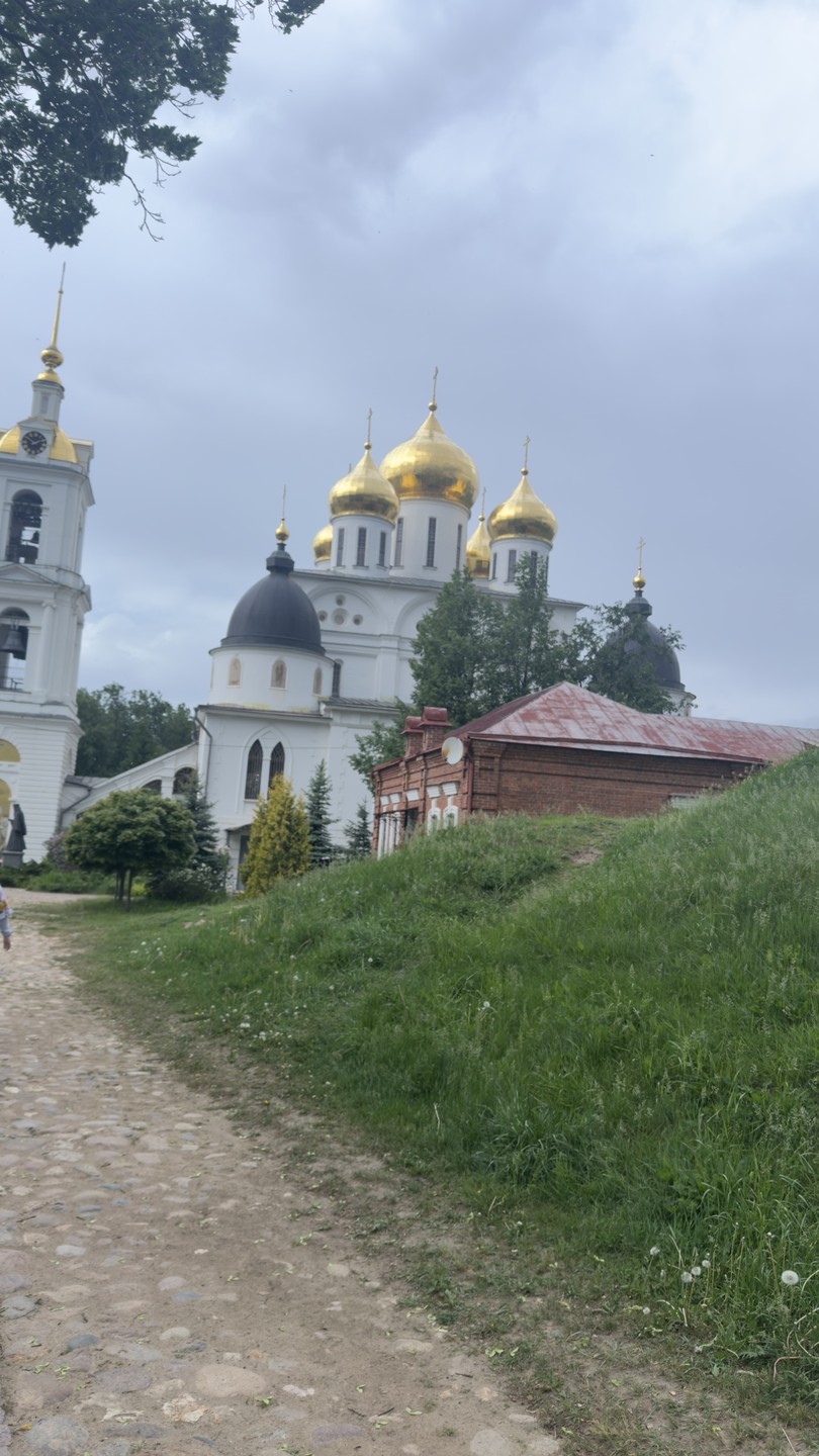 Очень понравилось, ходили с большим удовольствием, Геннадий показал город с самой прекрасной стороны. Был одет в