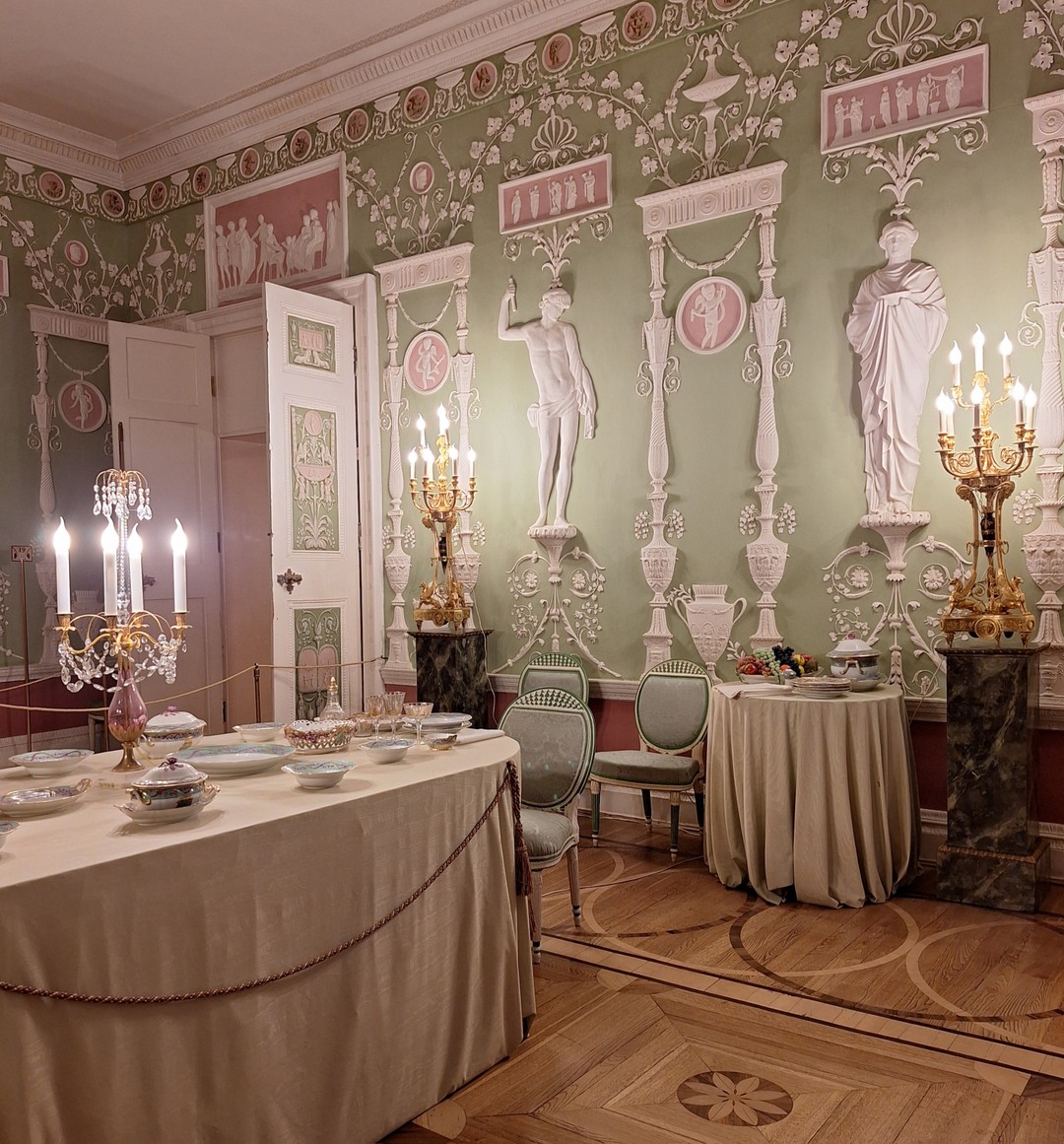 Экскурсовод Максим был очень вежлив, увлекательно рассказывал, добавляя интересные факты