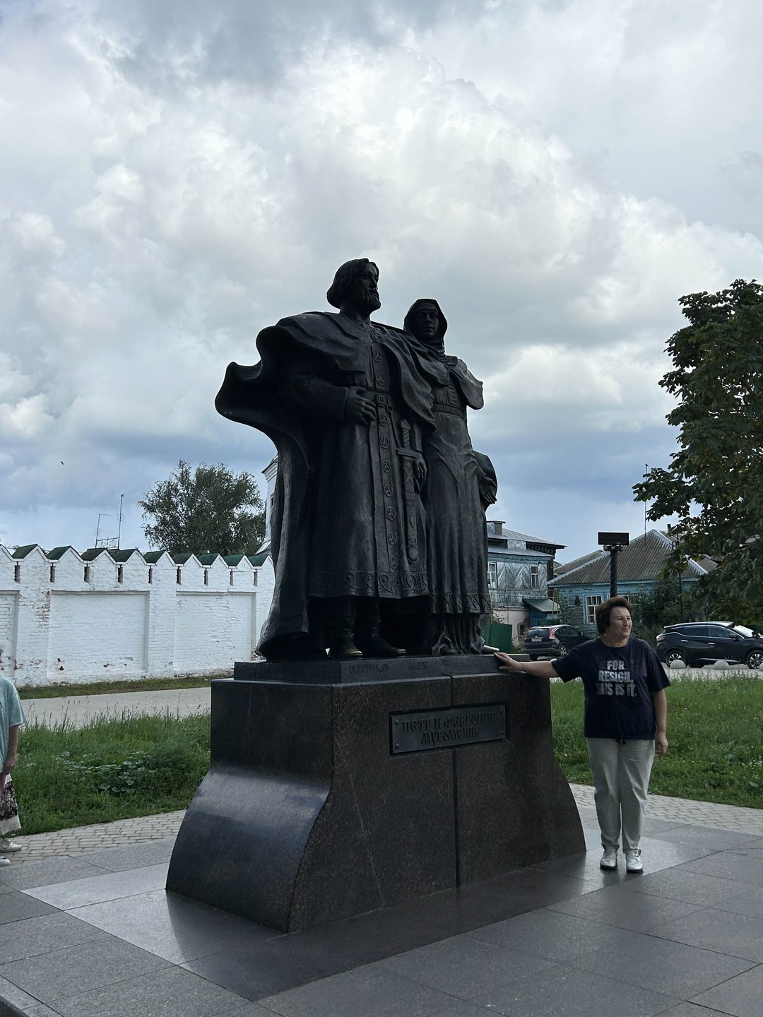 Интересно, даже если ты не православный, гид очень подробно и качественно рассказывает о городе и храмах, отличный водитель