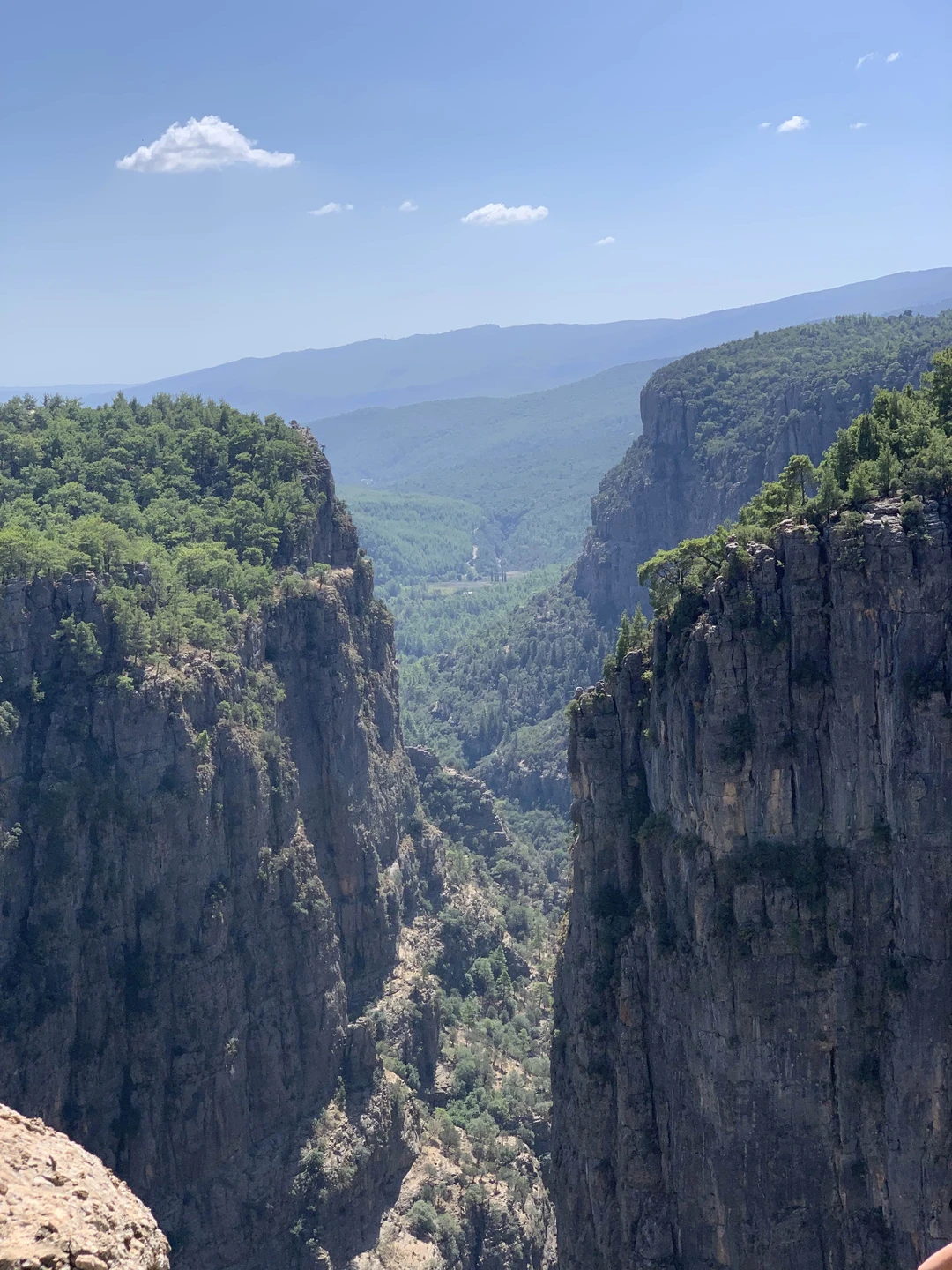 Ездили с сыном 13 лет, ехали 1,5 часа до места сбора. потом минут 40 ждали пока