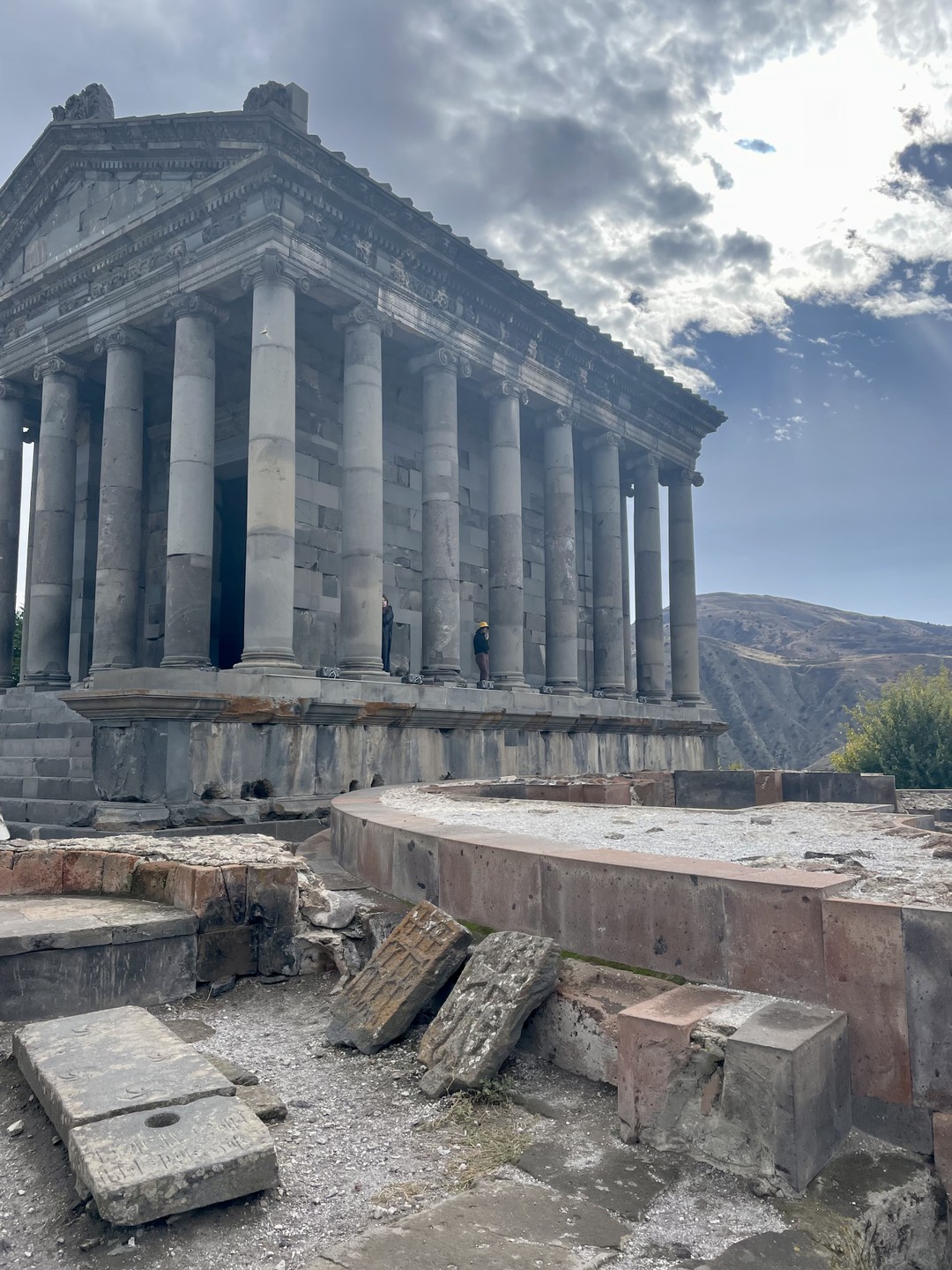 Забронировала тур за пару дней, организатор отвечает со скоростью света и в целом на связи постоянно.