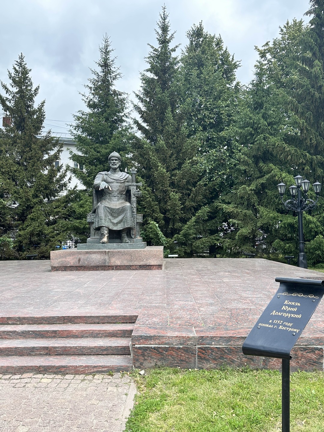 Экскурсия мне понравилось, но лично для меня слишком много информации. Мало что отложилось в голове. Рассказчик умничка, маршрут отличный