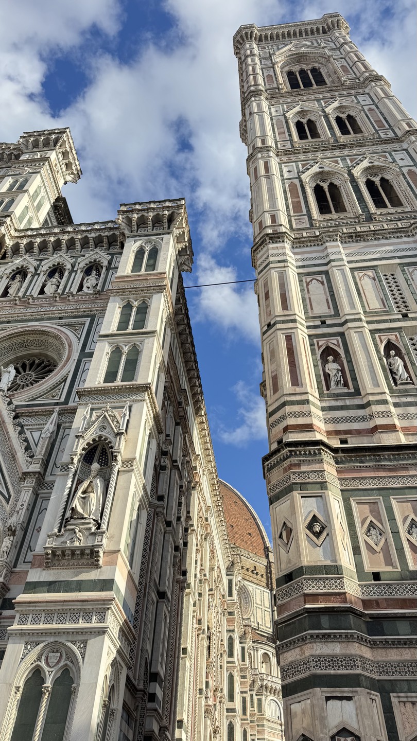 Саша невероятный эрудит, знаток и любитель Флоренции. Экскурсия нам очень понравилась. Было много деталей, истории, имен